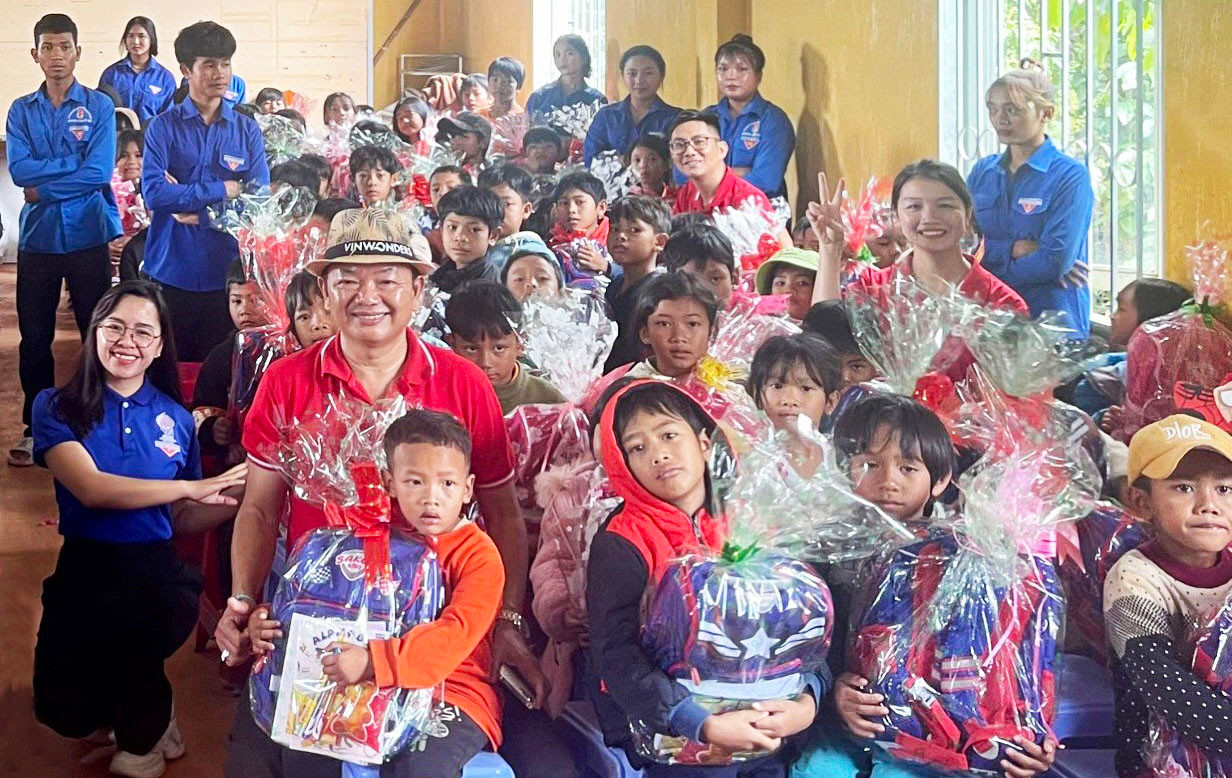 Tặng cặp và tập vở cho học sinh thôn Phi Suor Tặng cặp và tập vở cho học sinh thôn Phi Suor