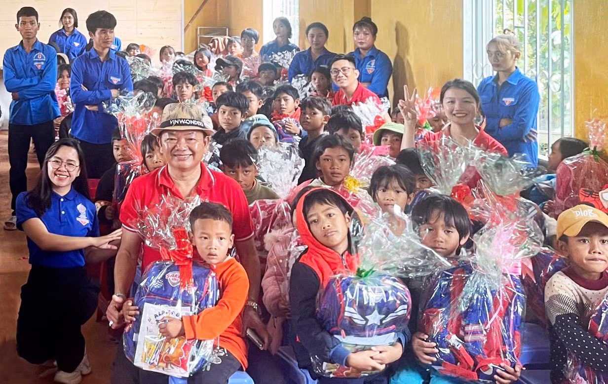 Tặng cặp và tập vở cho học sinh thôn Phi Suor