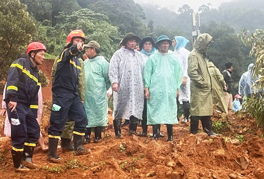 Giám đốc Công an tỉnh đến hiện trường chỉ đạo công tác cứu hộ cứu nạn.
