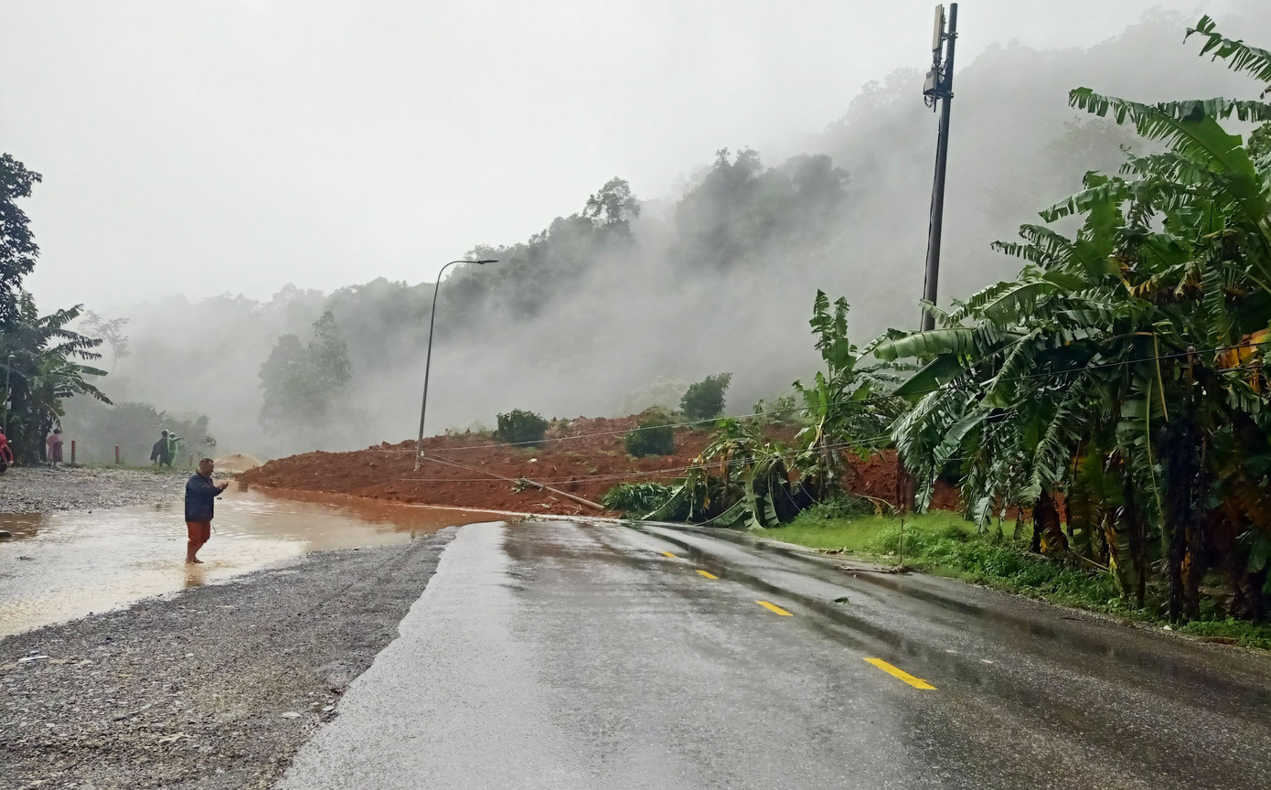 Đất đá tràn ra đường gây ách tắc giao thông đèo Bảo Lộc Đất đá tràn ra đường gây ách tắc giao thông đèo Bảo Lộc