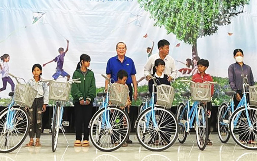 Trao tặng xe đạp cho học sinh ở huyện Lâm Hà Trao tặng xe đạp cho học sinh ở huyện Lâm Hà