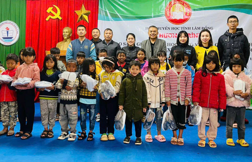 Tặng giầy để chăm sóc bàn chân cho học sinh xã Đưng K'Nớ Tặng giầy để chăm sóc bàn chân cho học sinh xã Đưng K'Nớ