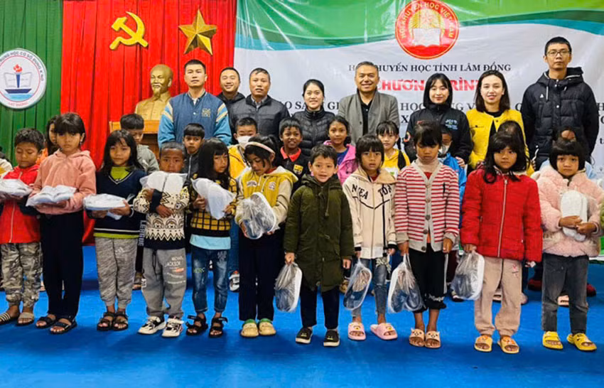 Tặng giầy để chăm sóc bàn chân cho học sinh xã Đưng K'Nớ