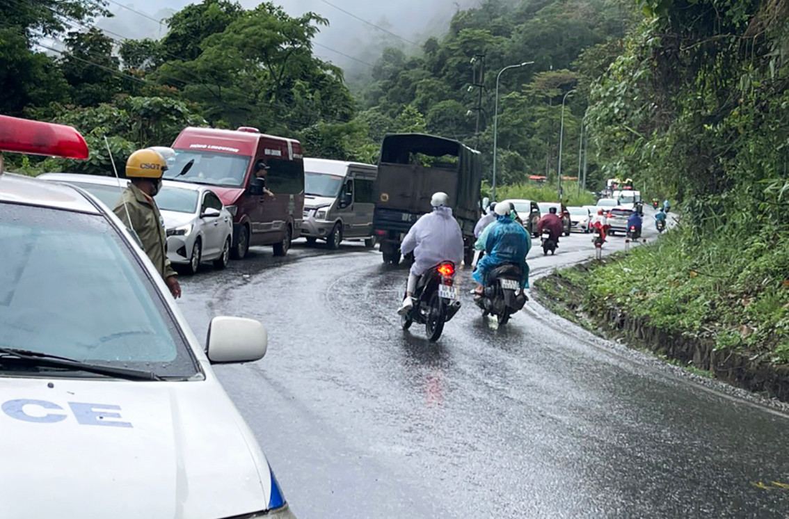 Lực lượng chức năng xử lý sự cố, điều tiết giao thông trên đèo Bảo Lộc Lực lượng chức năng xử lý sự cố, điều tiết giao thông trên đèo Bảo Lộc