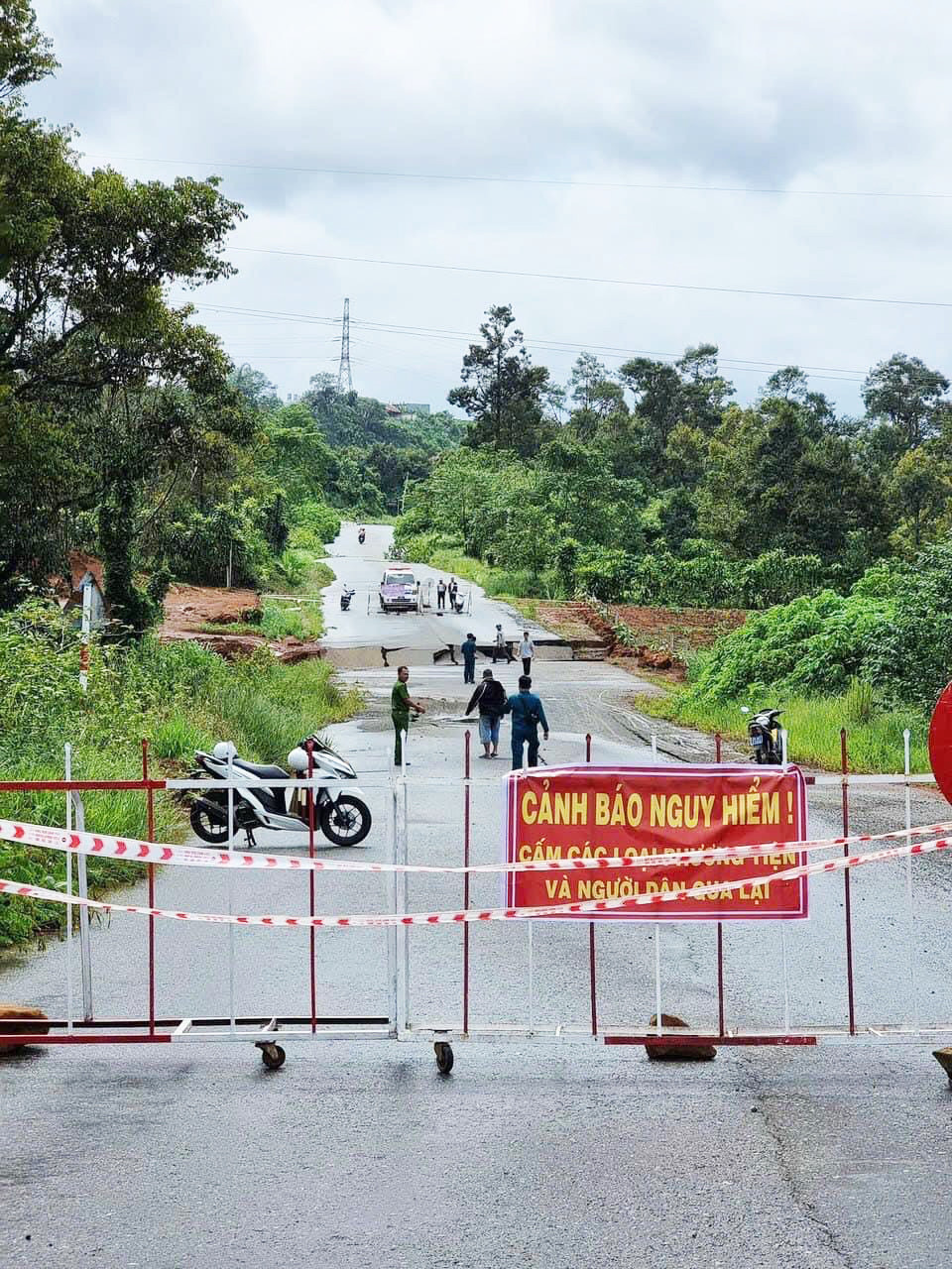 Dựng hàng rào sắt và biển báo cấm lưu thông trên đoạn đường bị sụt lún, nứt toác