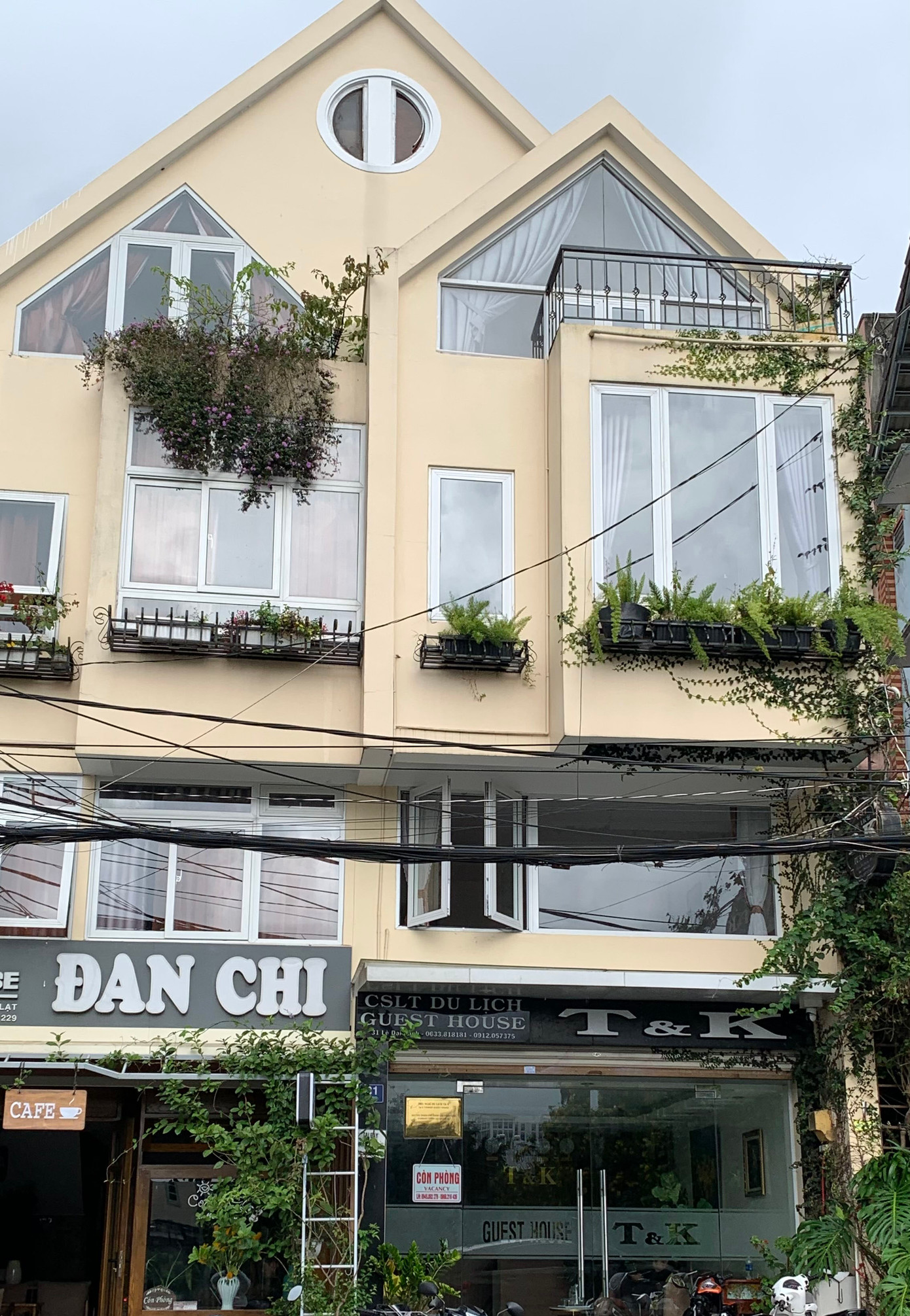 Nhiều khách sạn gần hồ Xuân Hương và chợ Đà Lạt cũng thưa vắng khách. Nhiều khách sạn gần hồ Xuân Hương và chợ Đà Lạt cũng thưa vắng khách.