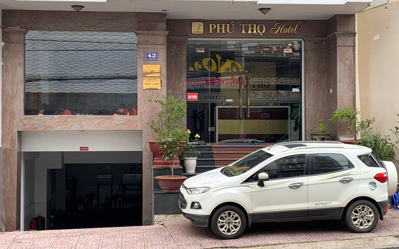 Nhiều khách sạn hạng sao treo bảng "còn phòng". Nhiều khách sạn hạng sao treo bảng "còn phòng".