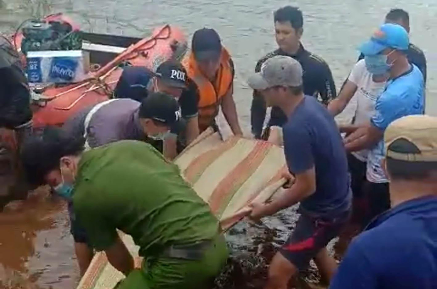 Đưa thi thể nạn nhân vào bờ