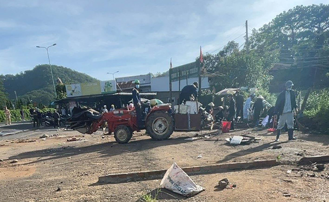 Đưa phương tiện cơ giới đến hỗ trợ việc tháo dỡ, di dời