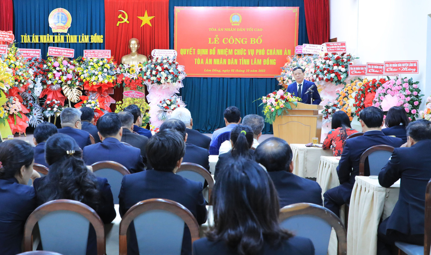 Quang cảnh buổi lễ trao quyết định bổ nhiệm Phó chánh án Tòa án Nhân dân tỉnh Lâm Đồng Quang cảnh buổi lễ trao quyết định bổ nhiệm Phó chánh án Tòa án Nhân dân tỉnh Lâm Đồng