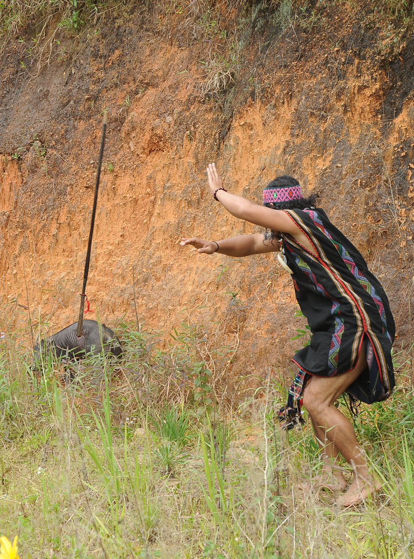 Ném lao bắt thú. Ảnh: Krajăn Plin Ném lao bắt thú. Ảnh: Krajăn Plin