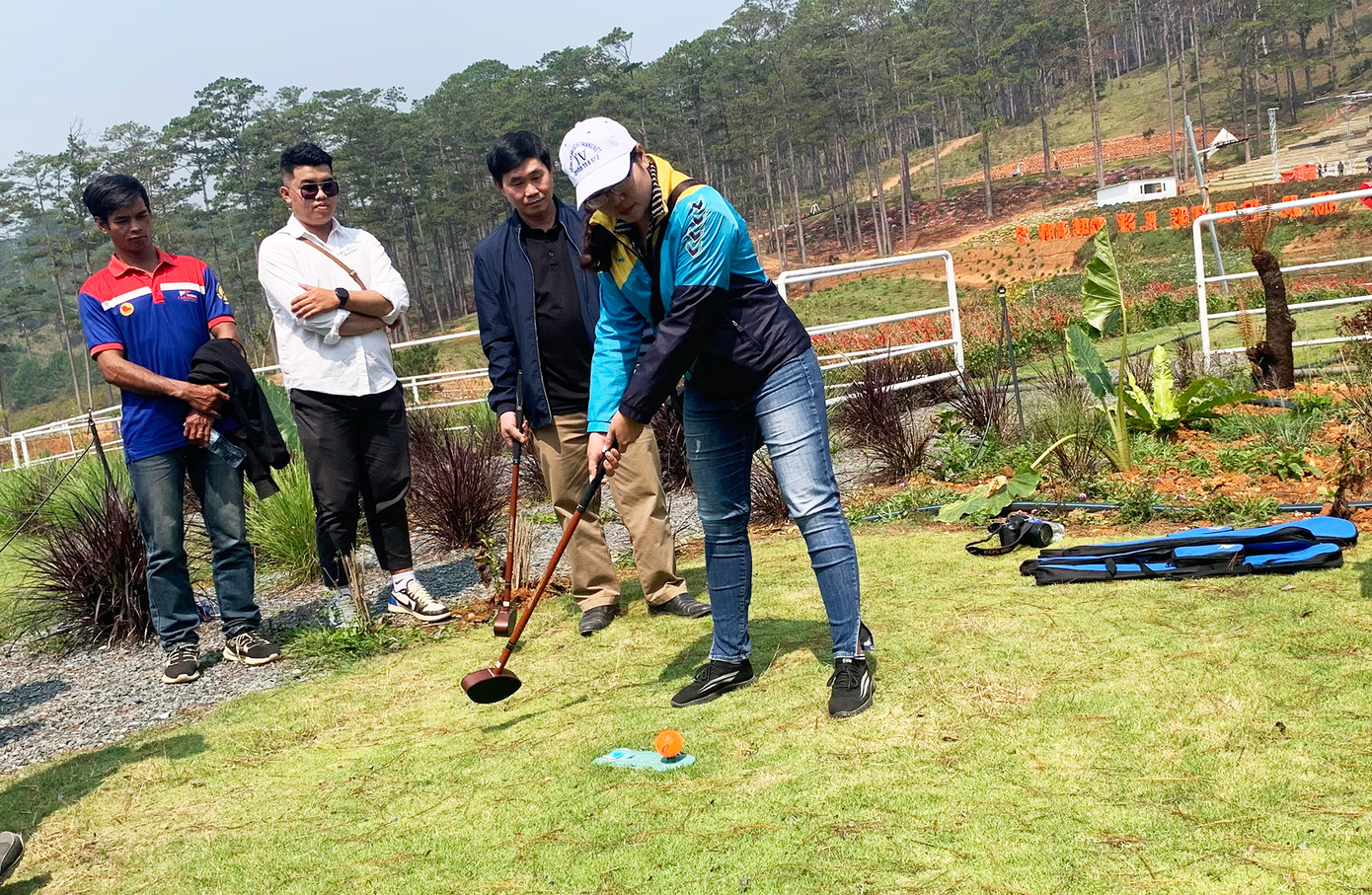 Chơi bóng gỗ Nhật Bản ở Lạc Dương. Chơi bóng gỗ Nhật Bản ở Lạc Dương.