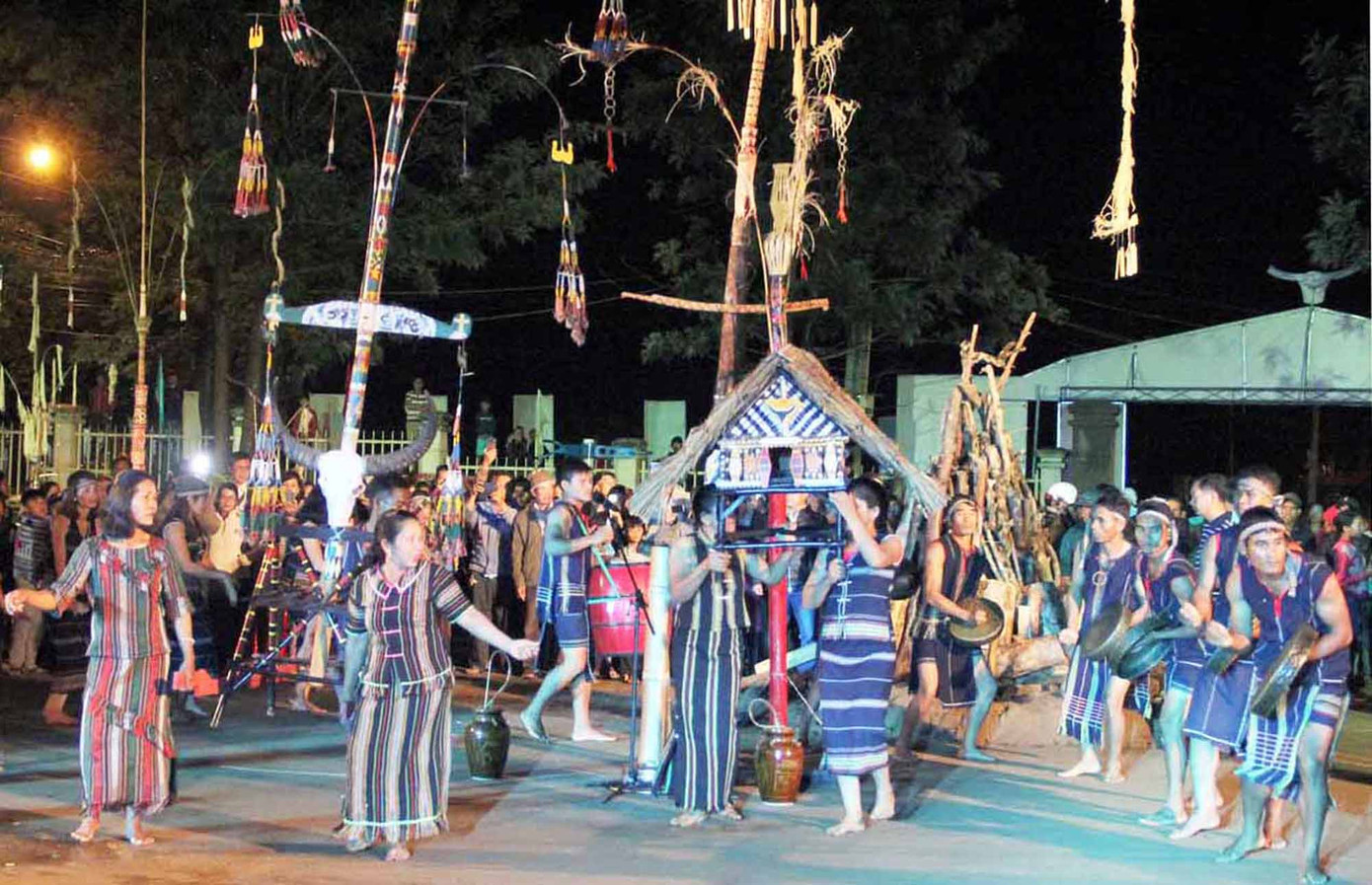 Biểu diễn cồng chiêng. Biểu diễn cồng chiêng.