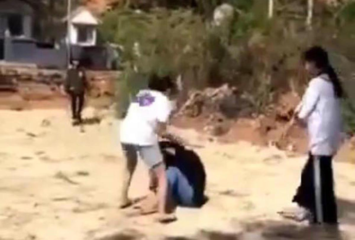 Thêm một học sinh bị đánh - ảnh cắt từ clip