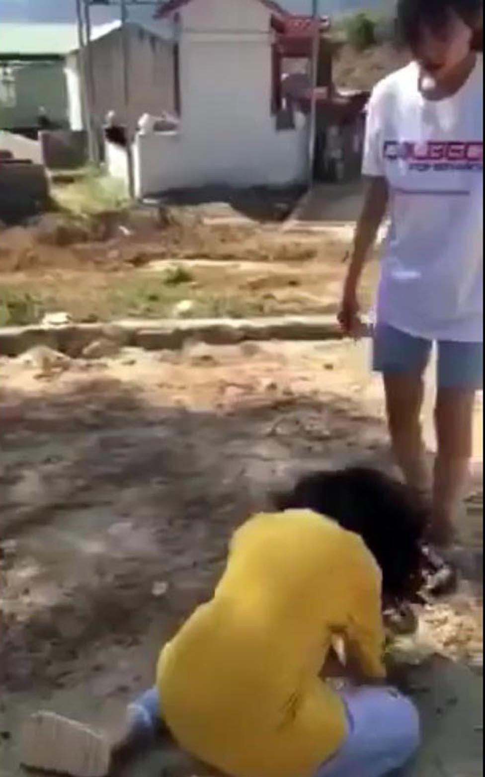 Học sinh bị đánh ở nghĩa trang - ảnh cắt từ clip