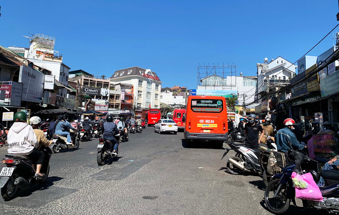 Bãi đậu xe ở bến xe Tùng Nghĩa Bãi đậu xe ở bến xe Tùng Nghĩa