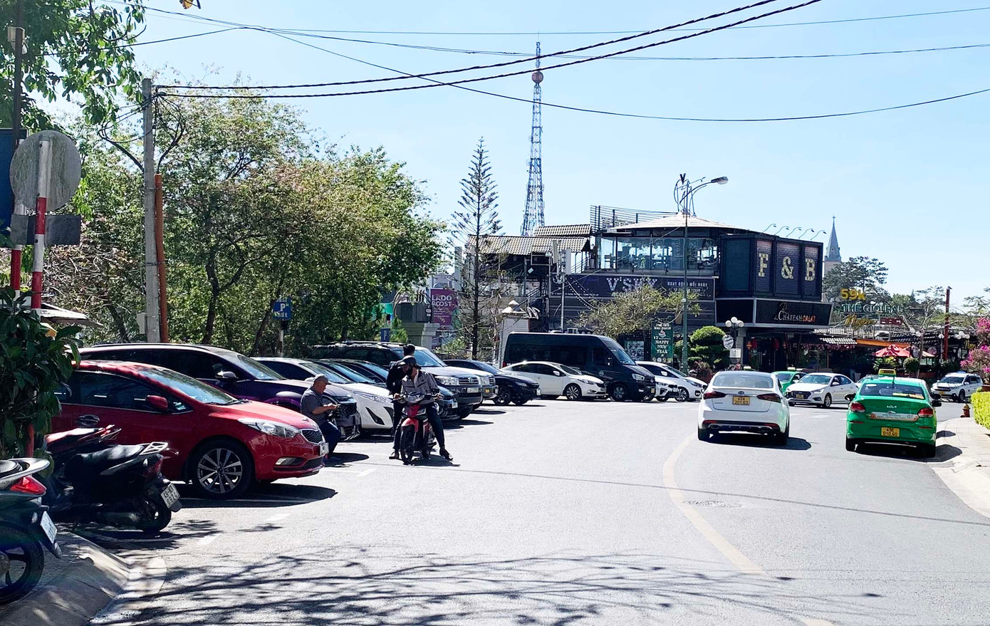 Bãi đậu xe trước khách sạn Ngọc Lan Bãi đậu xe trước khách sạn Ngọc Lan