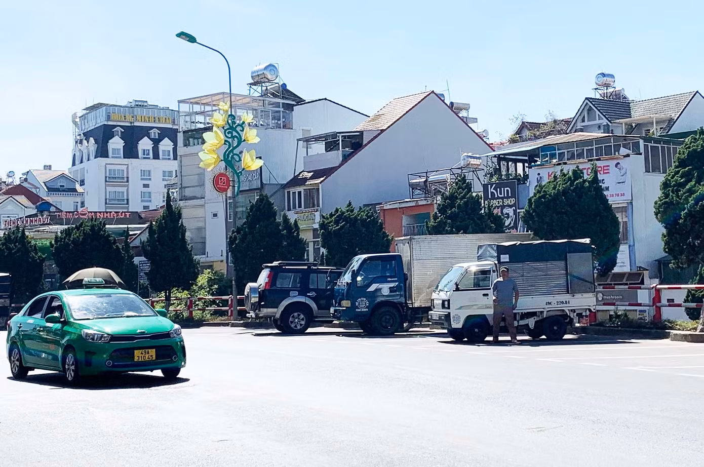 Bãi đậu xe đường Nguyễn Văn Cừ Bãi đậu xe đường Nguyễn Văn Cừ