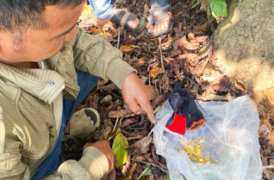 Số vàng đối tượng trộm cắp và chôn giấu trong vườn cà phê Số vàng đối tượng trộm cắp và chôn giấu trong vườn cà phê