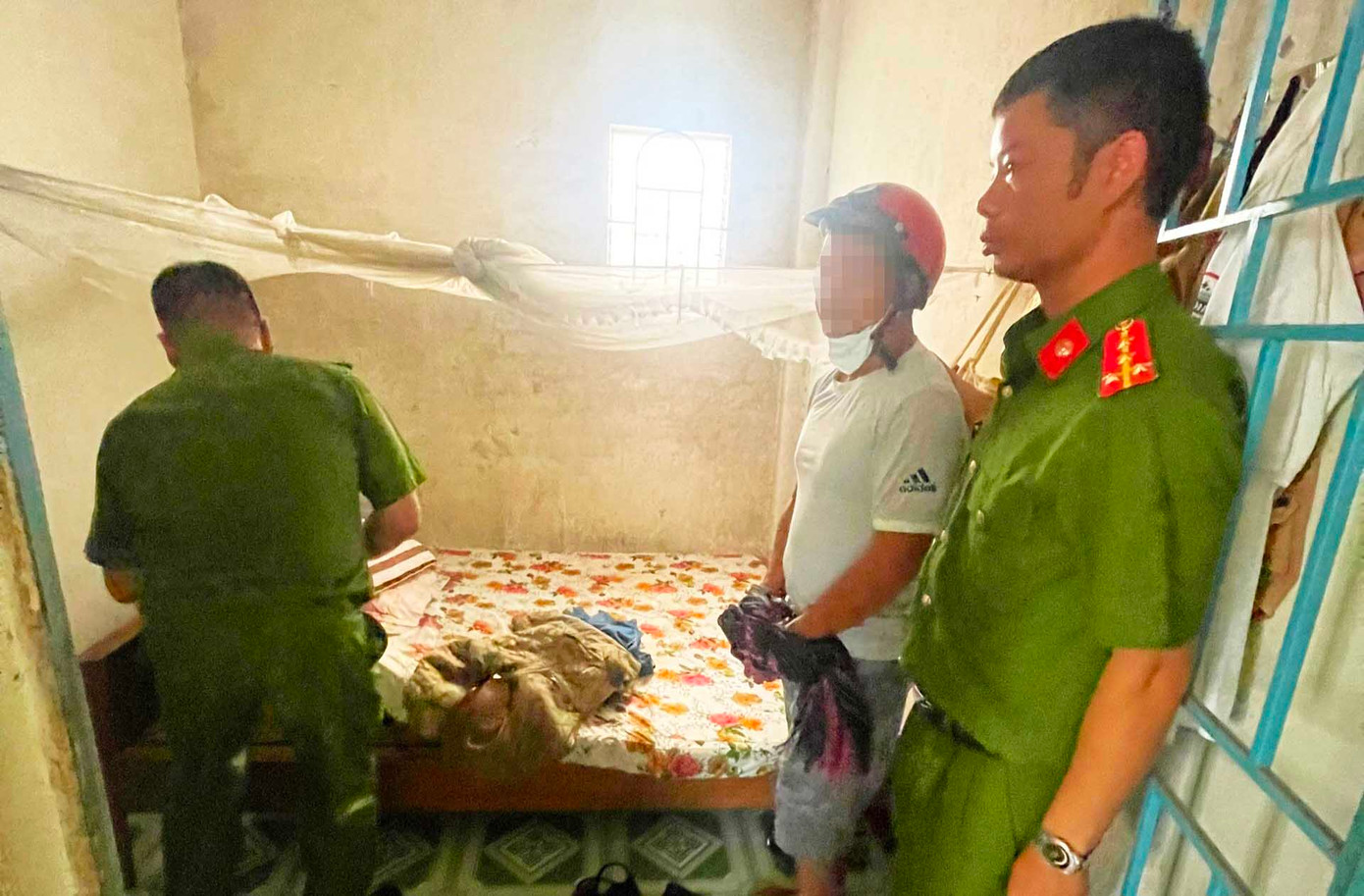 Lực lượng chức năng khám xét nhà của K'B Lực lượng chức năng khám xét nhà của K'B