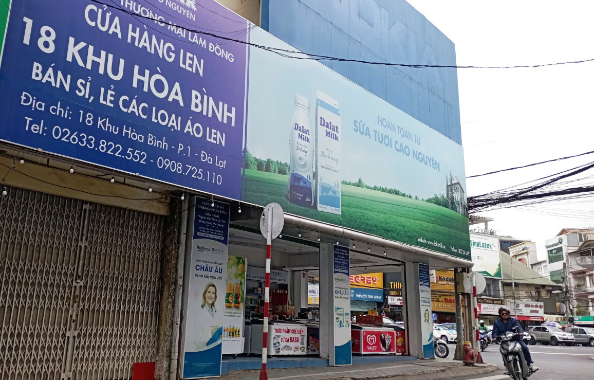 Một mặt tiền của nhà 18 nằm sát đường Tăng Bạt Hổ, mở các cửa hàng len và sữa Một mặt tiền của nhà 18 nằm sát đường Tăng Bạt Hổ, mở các cửa hàng len và sữa