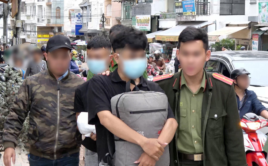 Hai đối tượng bị công an bắt quả tang cùng hàng ngàn danh thiếp chưa kịp phát tán. Ảnh: CA Lâm Đồng Hai đối tượng bị công an bắt quả tang cùng hàng ngàn danh thiếp chưa kịp phát tán. Ảnh: CA Lâm Đồng