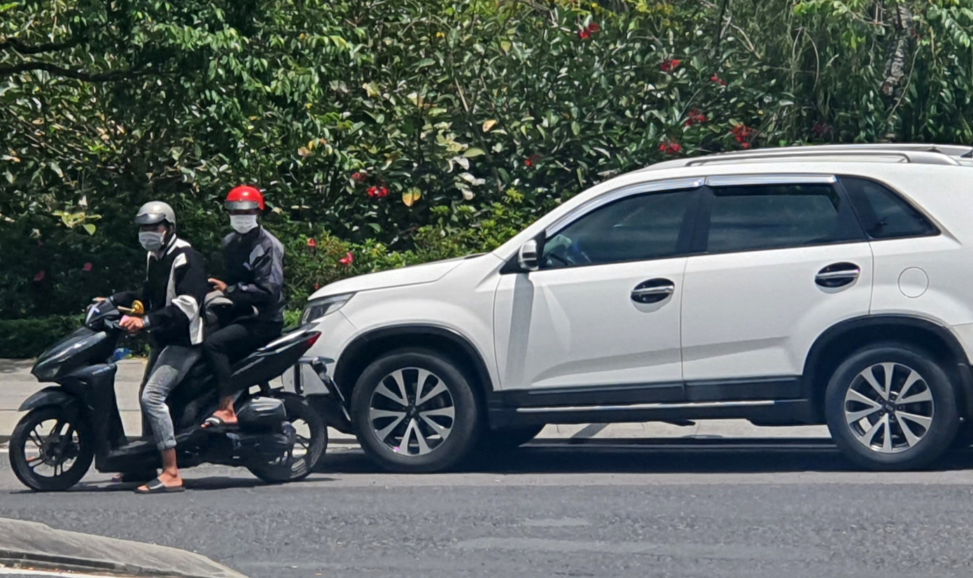 Hai đối tượng sử dụng xe máy đi phát tán danh thiếp trên đường phố Đà Lạt Hai đối tượng sử dụng xe máy đi phát tán danh thiếp trên đường phố Đà Lạt