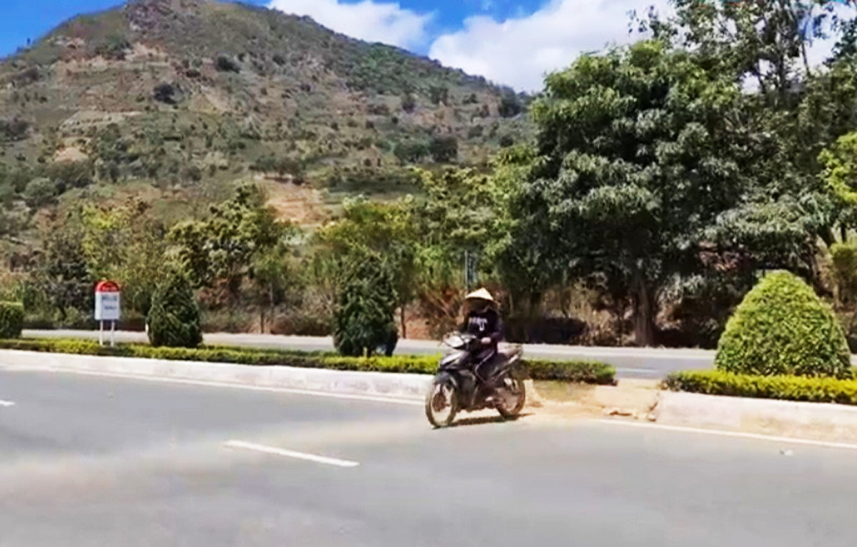 Các hộ dân đập phá con lươn để xe cộ có thể băng ngang cao tốc Các hộ dân đập phá con lươn để xe cộ có thể băng ngang cao tốc