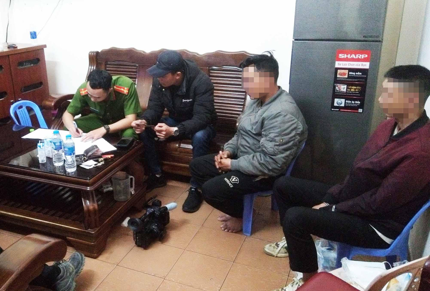 Công an lấy lời khai nhóm đối tượng Công an lấy lời khai nhóm đối tượng