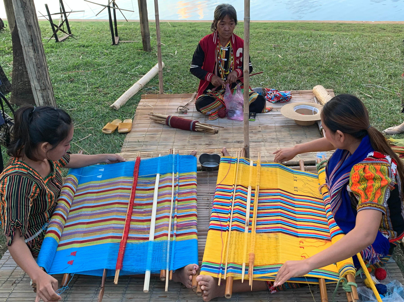 Nghề dệt thổ cẩm giúp tăng thêm thu nhập cho phụ nữ Mạ