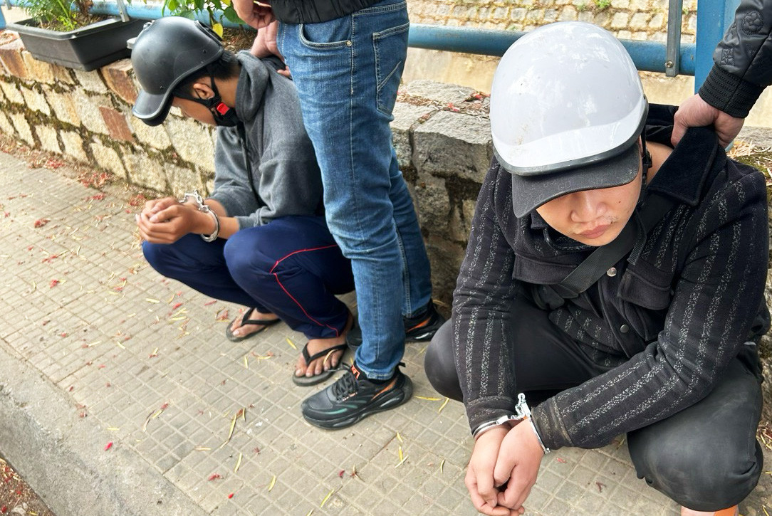 Đưa các đối tượng đi dựng lại hiện trường vụ trộm bình ắc quy Đưa các đối tượng đi dựng lại hiện trường vụ trộm bình ắc quy