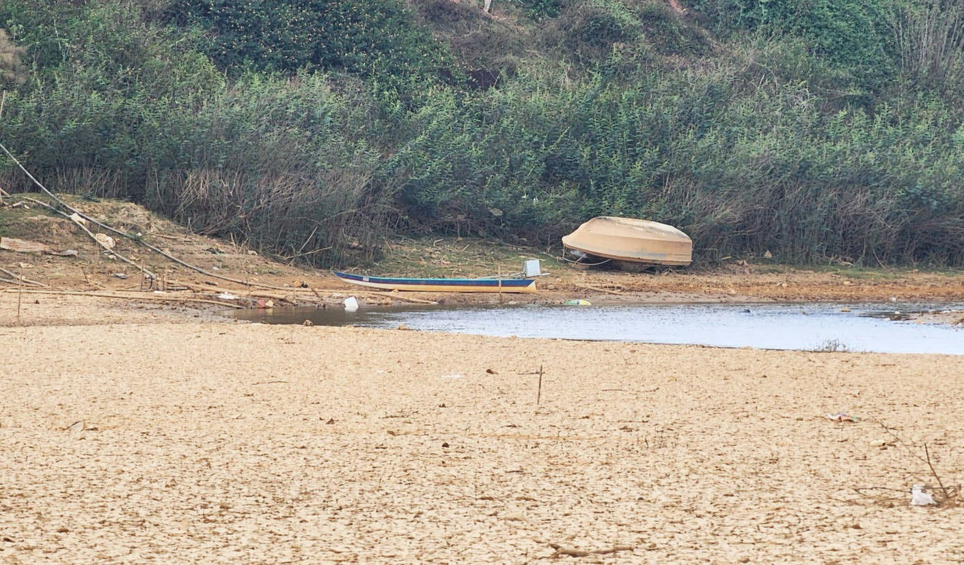 Tận dụng nguồn nước ít ỏi còn sót lại ở thượng nguồn để tưới cho vườn cây