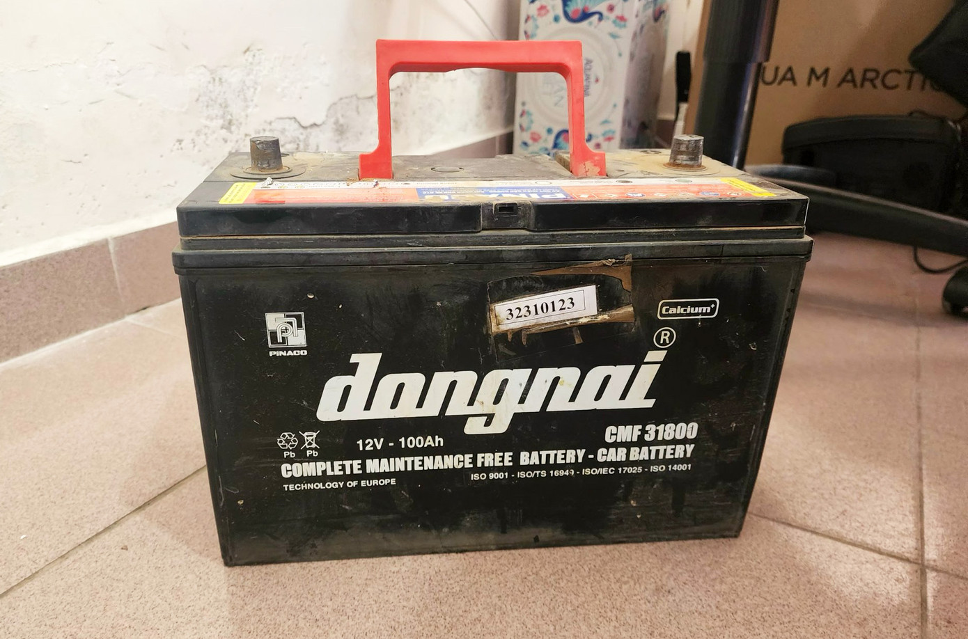 Bình ắc quy mà các đối tượng lấy trộm trên ô tô Bình ắc quy mà các đối tượng lấy trộm trên ô tô