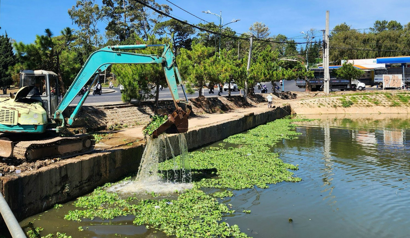 Dùng xe cẩu vớt bèo và rác trong hồ lắng Dùng xe cẩu vớt bèo và rác trong hồ lắng