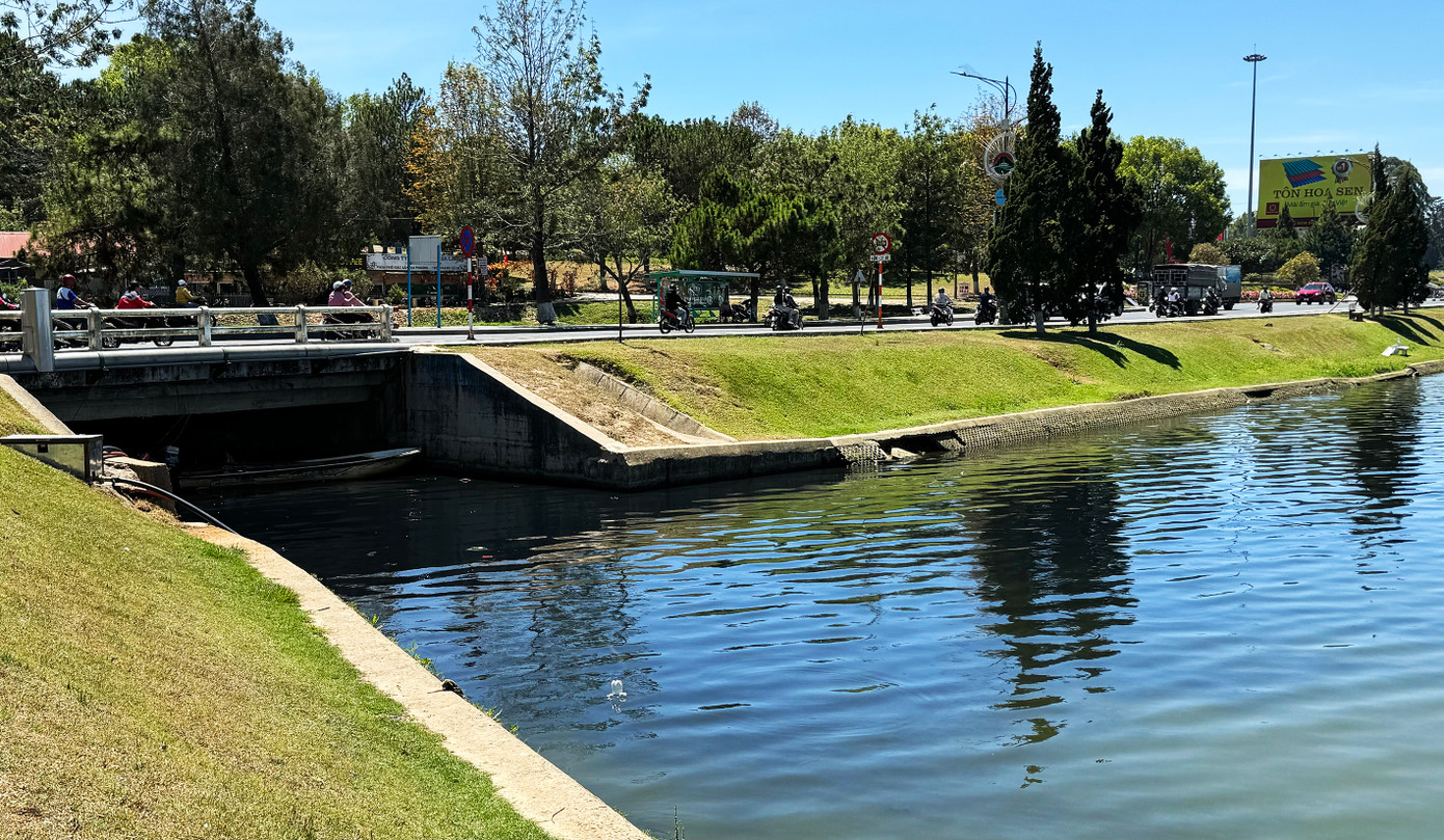 Dòng nước đen ngòm từ hồ lắng chảy vào hồ Xuân Hương Dòng nước đen ngòm từ hồ lắng chảy vào hồ Xuân Hương