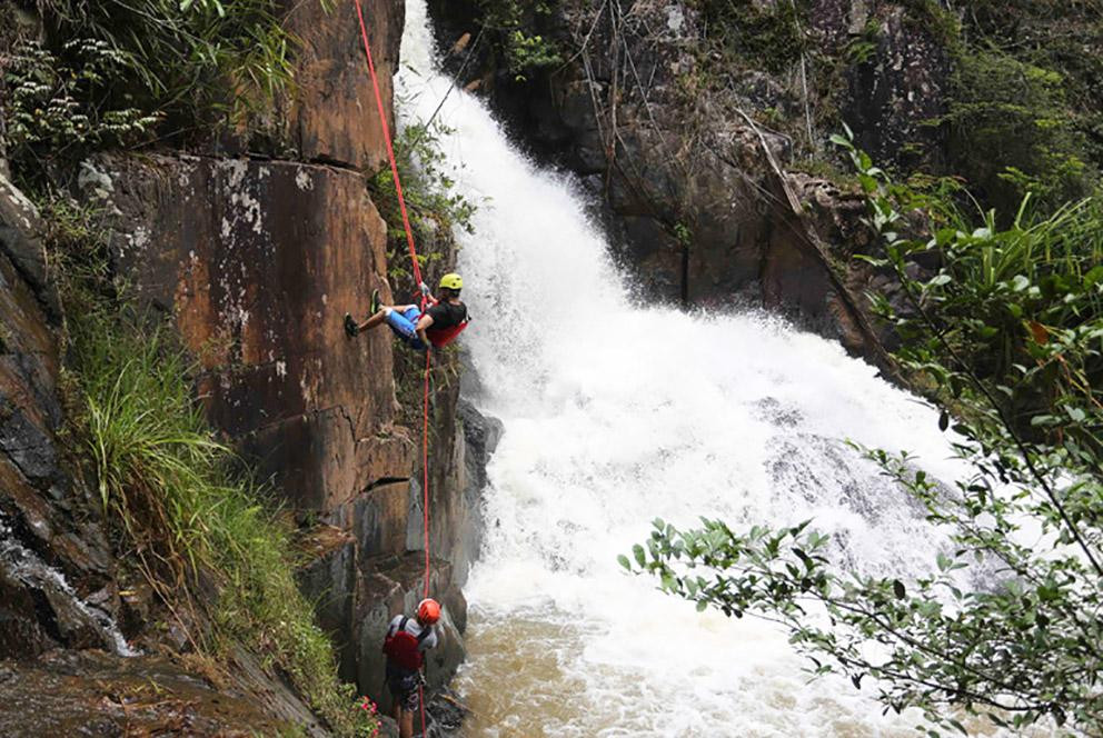 Một số thanh niên hào hứng đu dây vượt thác Một số thanh niên hào hứng đu dây vượt thác