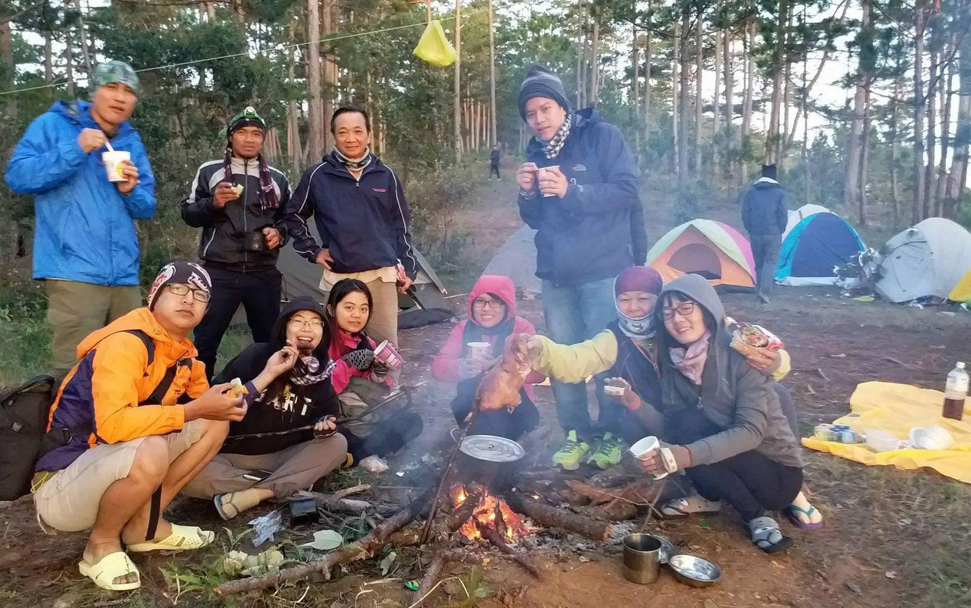 Nhóm bạn trẻ cắm trại trong rừng Nhóm bạn trẻ cắm trại trong rừng