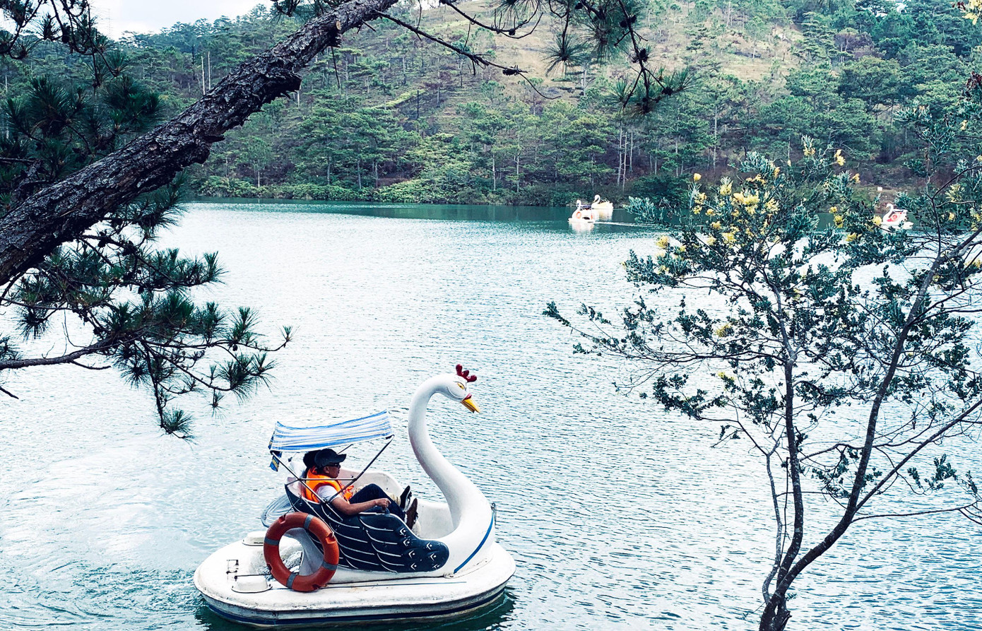 Đôi bạn đi xe đạp nước trên hồ Đôi bạn đi xe đạp nước trên hồ