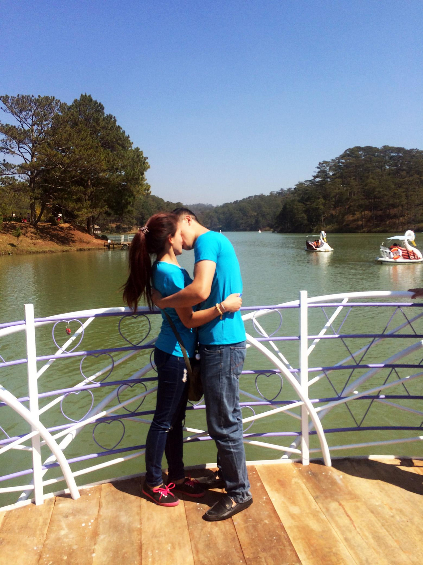 Cặp đôi trao nhau nụ hôn giữa khung cảnh thiên nhiên thơ mộng Cặp đôi trao nhau nụ hôn giữa khung cảnh thiên nhiên thơ mộng