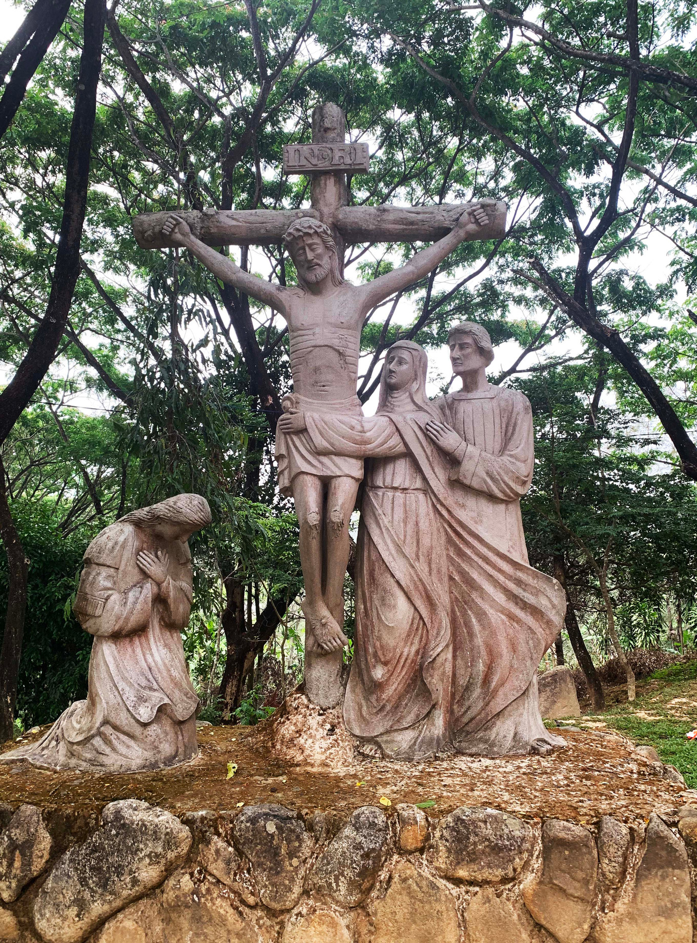 Cụm tượng bằng đá trong sân nhà thờ. Cụm tượng bằng đá trong sân nhà thờ.