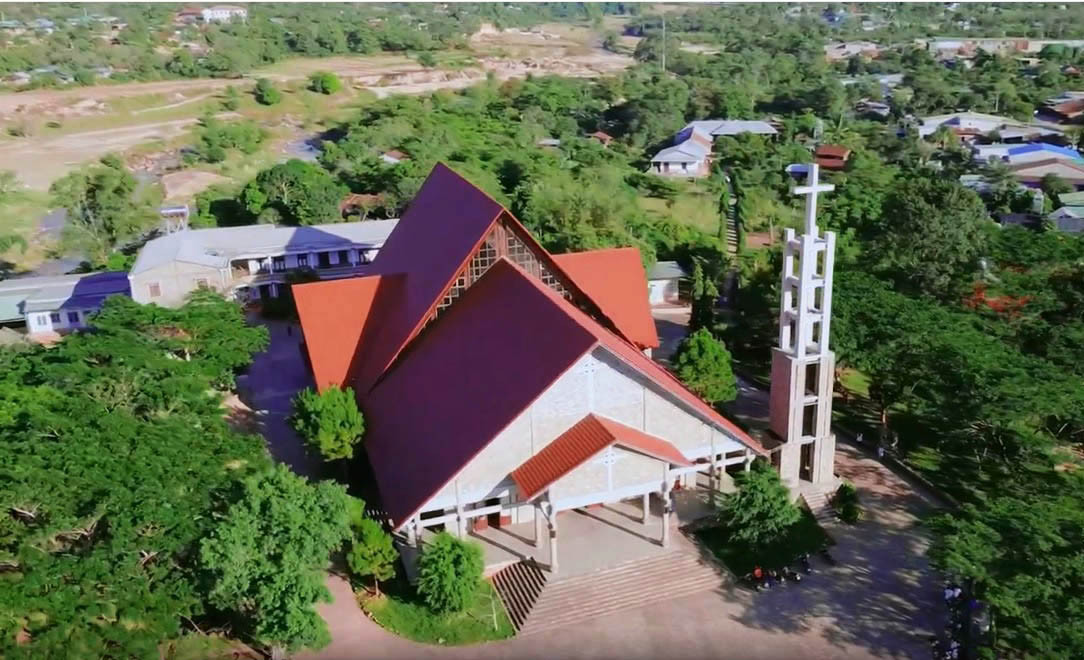 Kiến trúc nhà thờ đậm bản sắc Tây Nguyên, hài hòa với cảnh quan thiên nhiên. Kiến trúc nhà thờ đậm bản sắc Tây Nguyên, hài hòa với cảnh quan thiên nhiên.