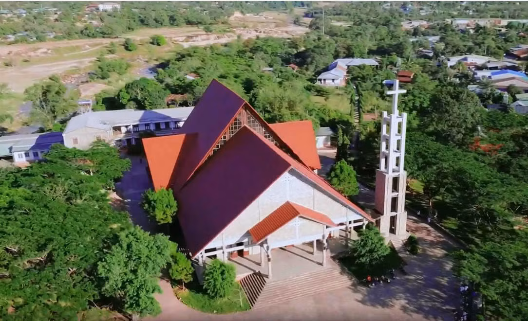 Kiến trúc nhà thờ đậm bản sắc Tây Nguyên, hài hòa với cảnh quan thiên nhiên. Kiến trúc nhà thờ đậm bản sắc Tây Nguyên, hài hòa với cảnh quan thiên nhiên.