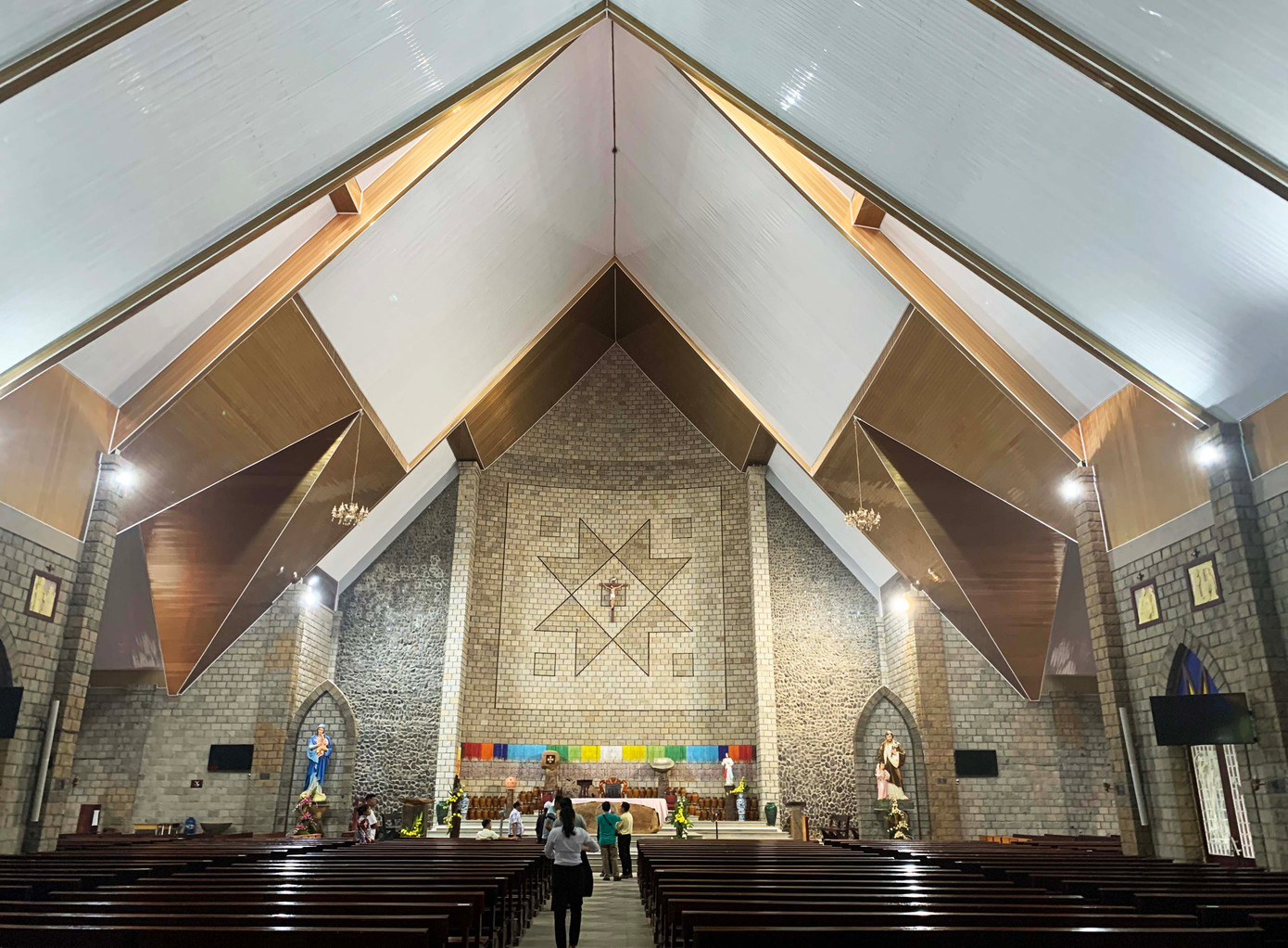 Bên trong thánh đường. Bên trong thánh đường.