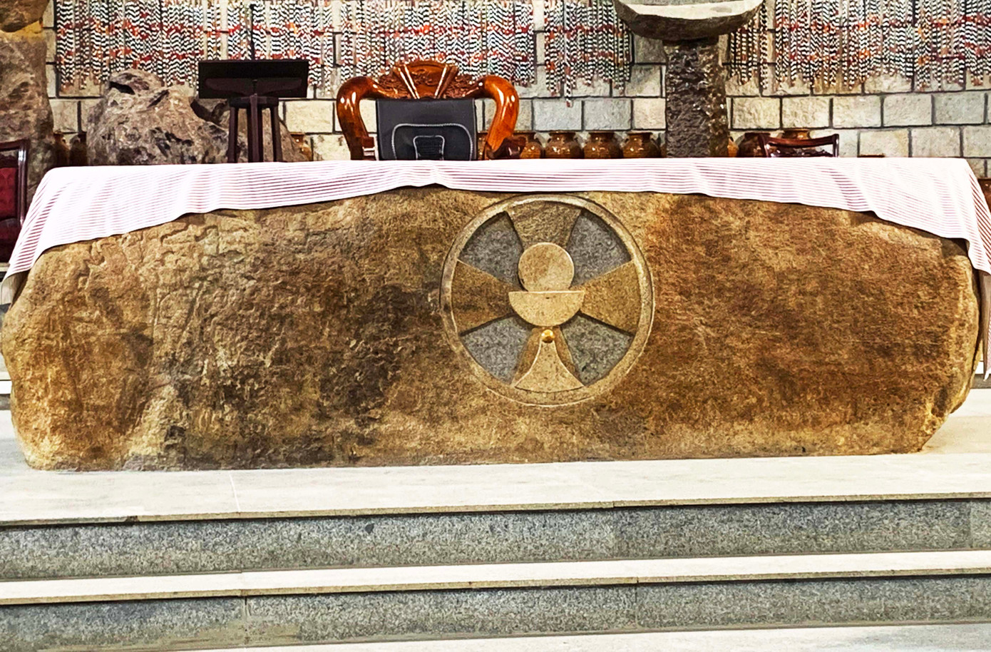 Phiến đá nguyên khối trong nhà thờ. Phiến đá nguyên khối trong nhà thờ.