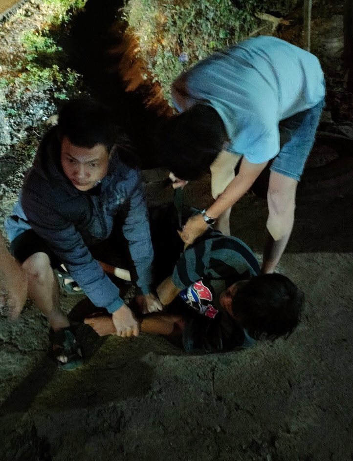 Thấy người đàn ông tiếp tục lao ra đường, người dân khống chế và điện thoại báo công an Thấy người đàn ông tiếp tục lao ra đường, người dân khống chế và điện thoại báo công an