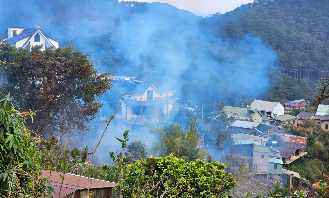 Vụ cháy xảy ra sát khu dân cư.