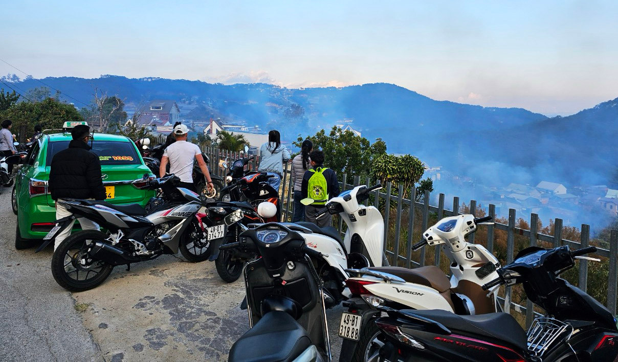 Người dân ở đường Hoàng Hoa Thám lo lắng vì đám cháy lan rộng.