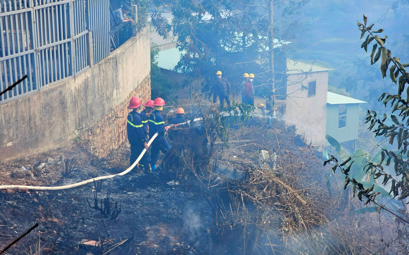 Lực lượng chức năng nỗ lực chữa cháy.