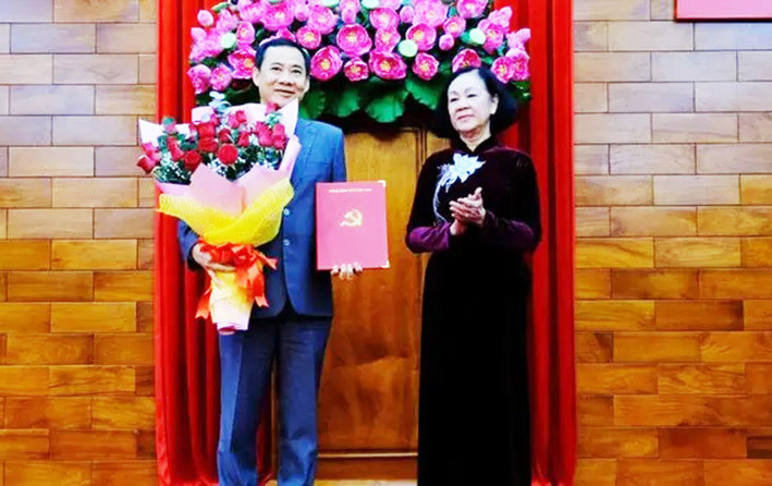 Bà Trương Thị Mai - Ủy viên Bộ Chính trị, Thường trực Ban Bí thư, Trưởng ban Tổ chức Trung ương, trao quyết định của Bộ Chính trị điều động, chỉ định ông Nguyễn Thái Học làm quyền Bí thư Tỉnh ủy Lâm Đồng.