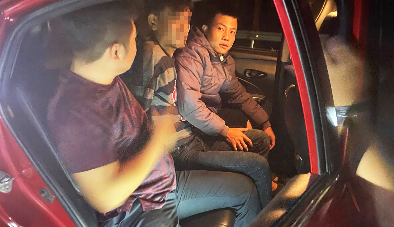 Người dân không chế người đàn ông (ngồi ở giữa) sau khi người này lao đầu vào ô tô Người dân không chế người đàn ông (ngồi ở giữa) sau khi người này lao đầu vào ô tô